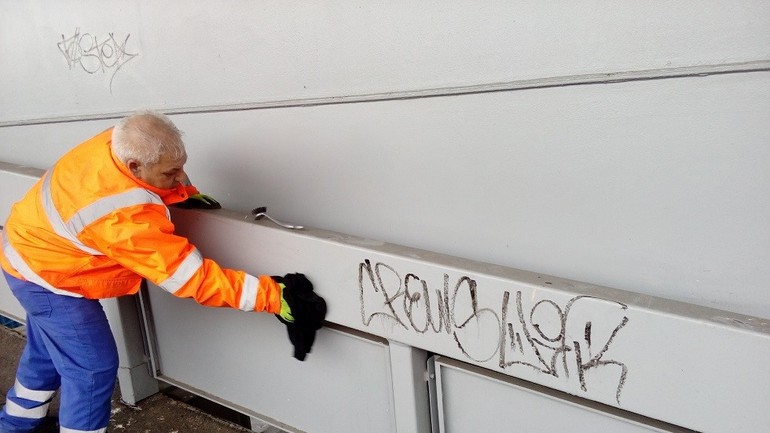 Odstraňovanie grafity na Moste SNP