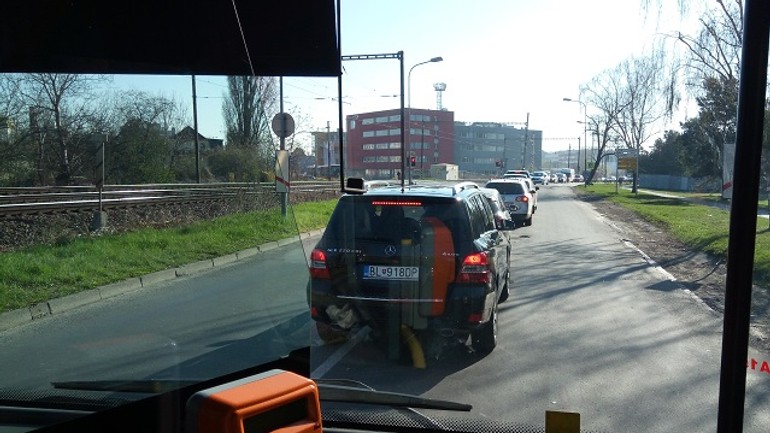 Video: porucha na železničnom priecestí ráno zablokovala premávku po ivanskej ceste - Ivanska priecstie
