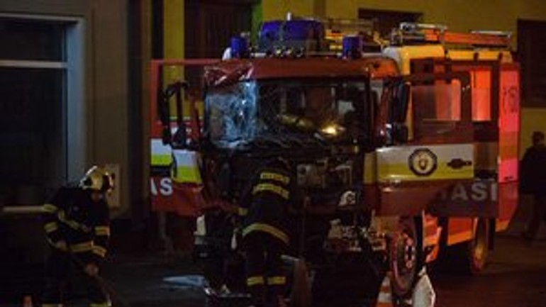 Hasiči zasahujú pri požiari bývalej ubytovne na magnetovej - hasici