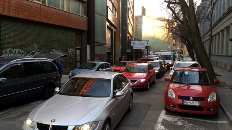 Už na palackého ulici sa tvoria zápchy - jesenskeho_palackeho2