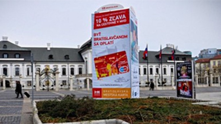 Mesto premiestnilo dve reklamné veže - hypercube_hodzovo