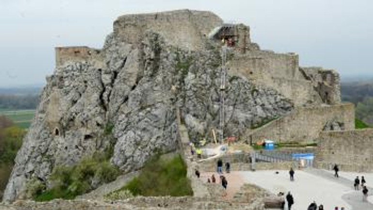 Areál hradu devín čistili dobrovoľníci od odpadkov či sute - devin_hrad