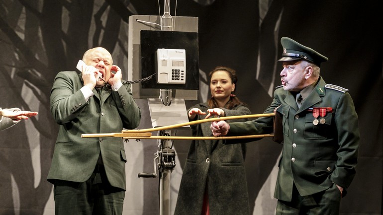 Marián Labuda ml., Rebeka Poláková a Matej Landl počas verejnej generálky inscenácie