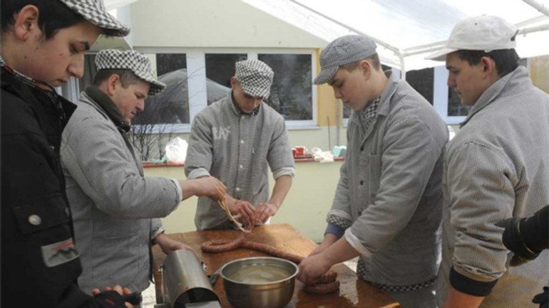 Študenti z farského pripravili fašiangovú zabíjačku medzi panelákmi - zabijacka_farskeho