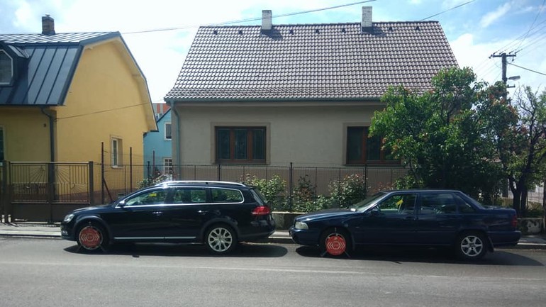 Vietnamská - parkujúce autá