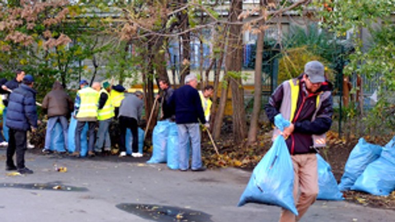 Nové mesto pomáhalo upratovať 16 ľudí bez domova - bezdomovci_mytna1
