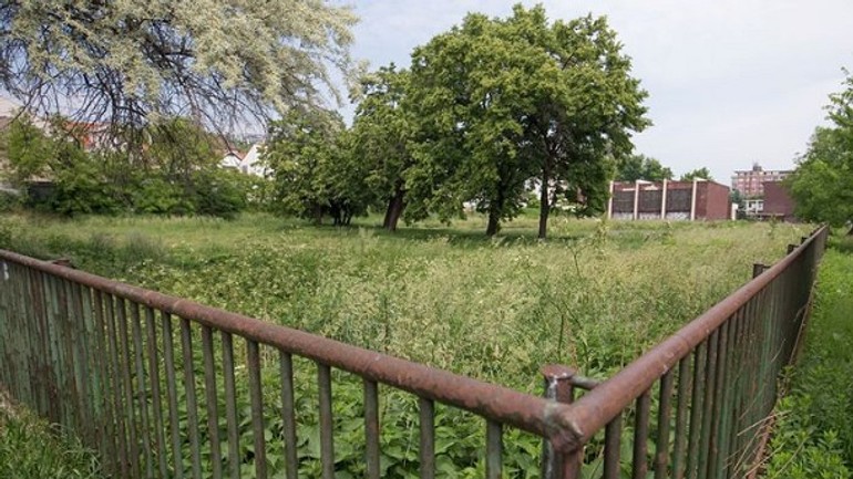 Postavia na mikovíniho výškovú budovu alebo domov pre seniorov? - park-trava-zabradlie-clanokW