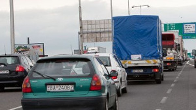Na moste lafranconi sa stala nehoda, vodiči sa zdržia - lafranconi_kolona