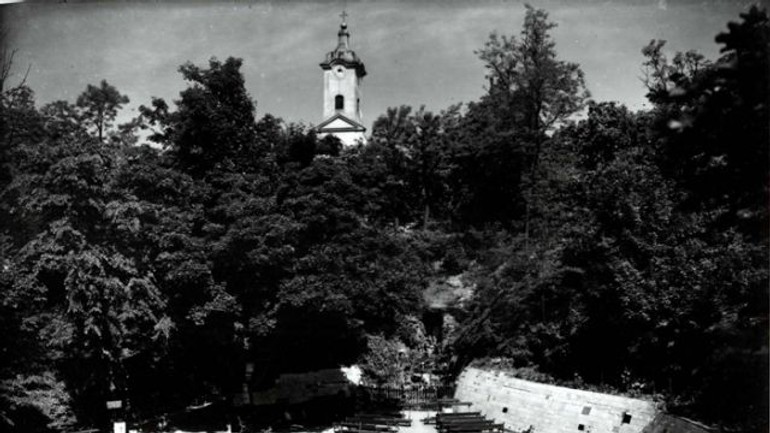 Prvá lurdská jaskyňa v meste je na hlbokej - Jaskyna1