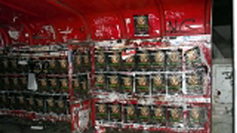 Dopravný podnik sa sťažuje na nelegálnu reklamu na zastávkach - MHD_vandalizmus