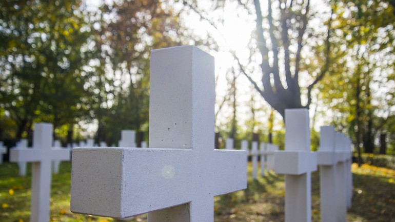 areál vojenského cintorína v Petržalke - Kopčanoch pietne zhromaždenie pri centrálnom kríži 