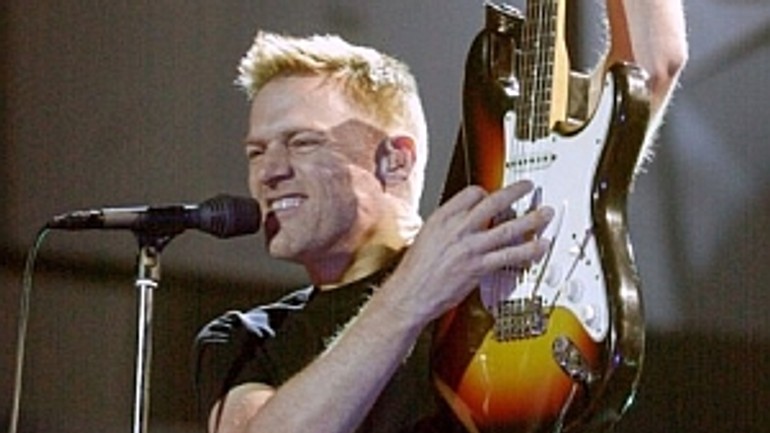 Po eltonovi a bobbym príde do bratislavy aj bryan - Adams bryan