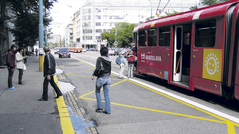 Zastávku na vazovovej ulici opäť obnovia - Zastavka radlinskeho1