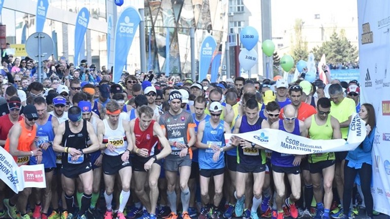 Čsob marathon: rekordný počet bežcov i divákov, prvý raz vyhral slovák - TS-11-ČSOB-foto-1-štart