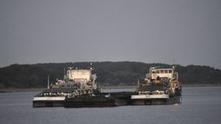 Uviaznutej lodi na dunaji sa dosiaľ nepodarilo vyplávať - Lod