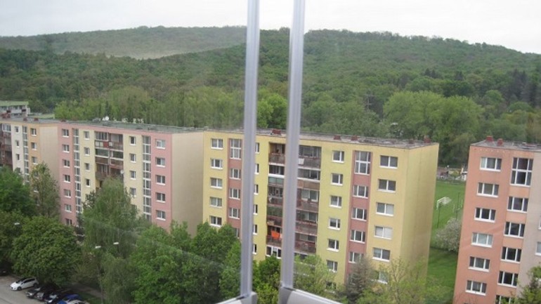 V lamači našli mŕtveho 32-ročného muža, ktorý asi vyskočil z okna - Lamač panelak