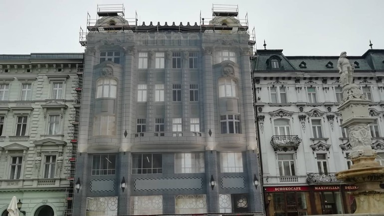 Požiarom zničená budova na hlavnom námestí - obnova