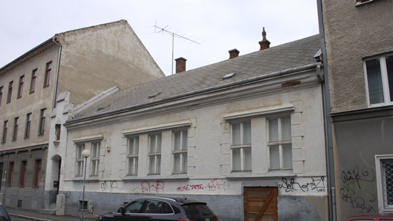 V könyökiho dome je diera, majiteľ ho totiž rekonštruuje - konyoki2