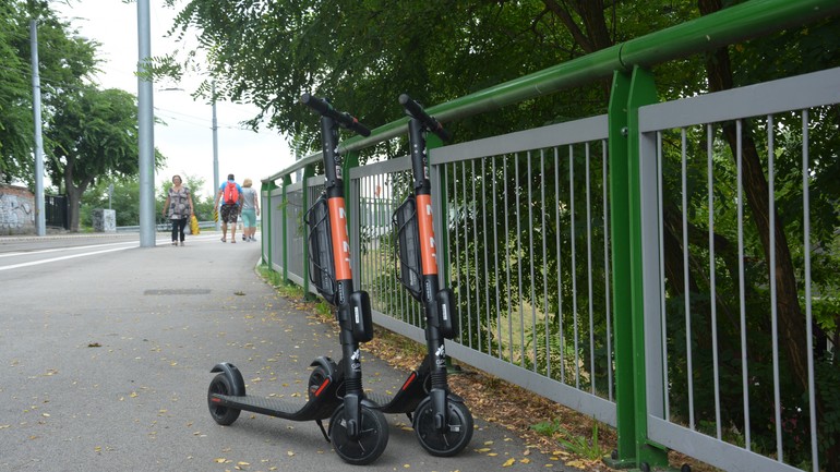 Parkovanie kolobežky MINT na Šafárikovom námestí