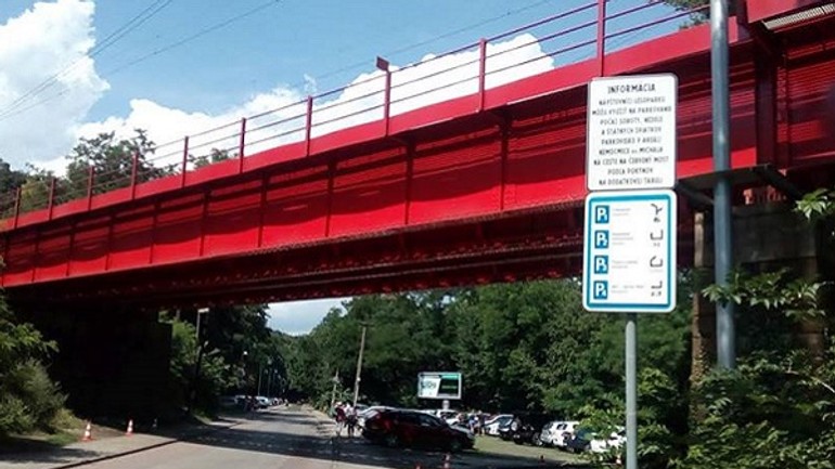 V lesoparku našli metskí policajti mŕtvu ženu - cerveny most