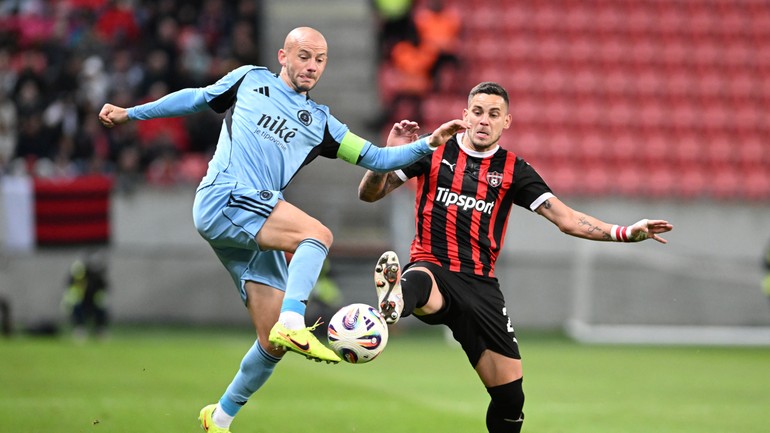 Hráč Trnavy Kristián Koštrna a kapitán Slovana Vladimír Weiss ml.