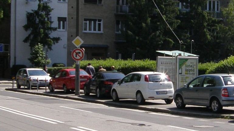 Na výjazde z justičnej na záhradnícku sa zase parkuje a porušujú sa predpisy - Zahradnicka1