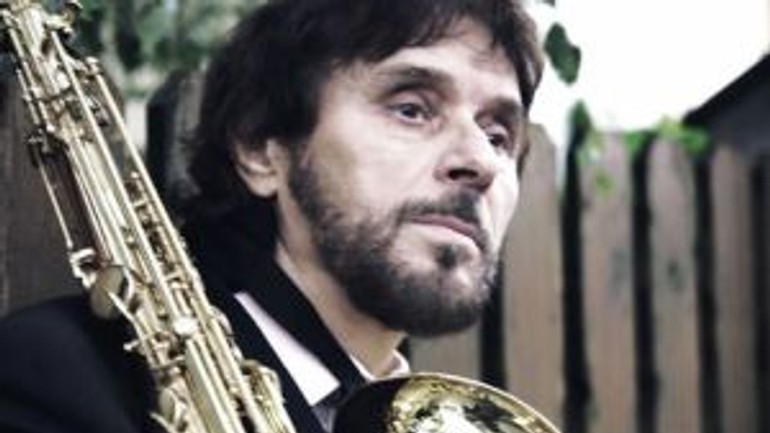 Saxofonista tony perez hrá s výhľadom na bratislavu - perez_tony