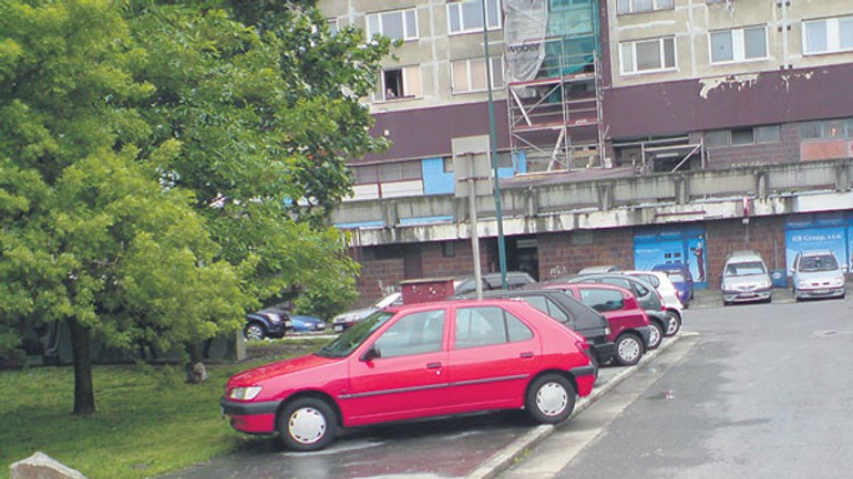 Petržalské chodníky sú parkoviskami, mestská polícia však tvrdí, že to rieši - Parkovanie2