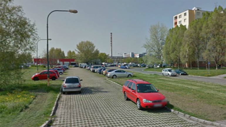 Parkovisko na kolmej ulici býva plné použitých prezervatívov - parkovisko_kolma