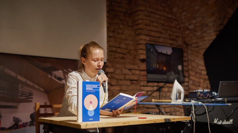 Mirka Ábelová číta jej poetickú zbierku