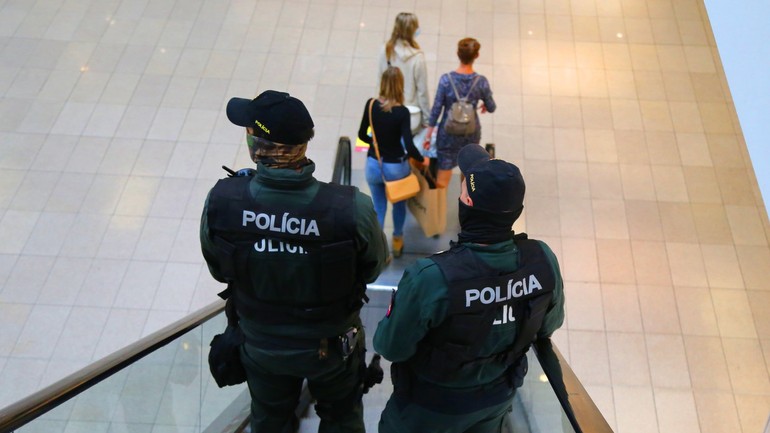Polícia kontroluje dodržiavanie opatrení