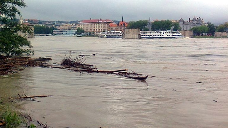 Dunaj za 24 hodín stúpol o 3 metre, už začal klesať - dunaj_17052014