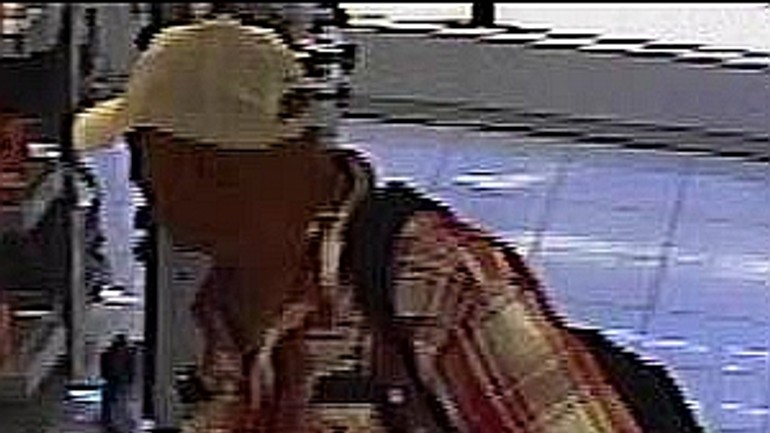 Muž ukradol 40 parfumov, pátra po ňom polícia - Lupic saratov