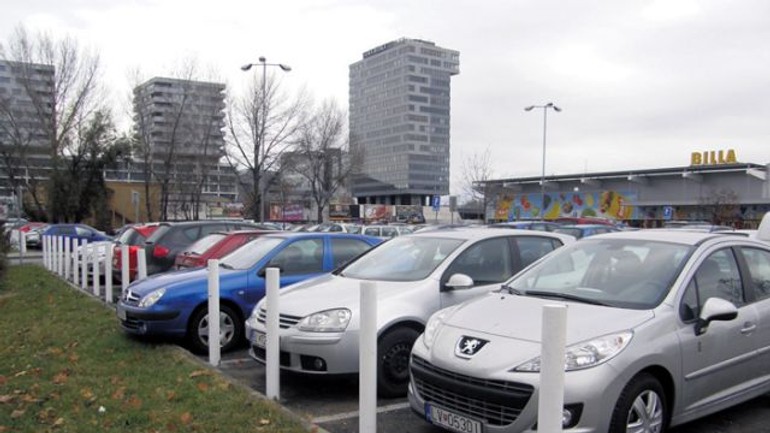 Za parkovanie pred billou na farského sa má platiť - Billa1