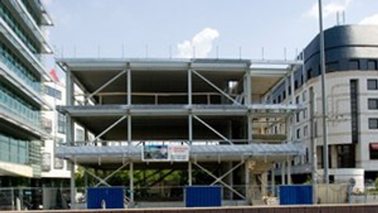 Zelenú kocku nad podchodom chcú dokončiť do leta - zelena_kocka