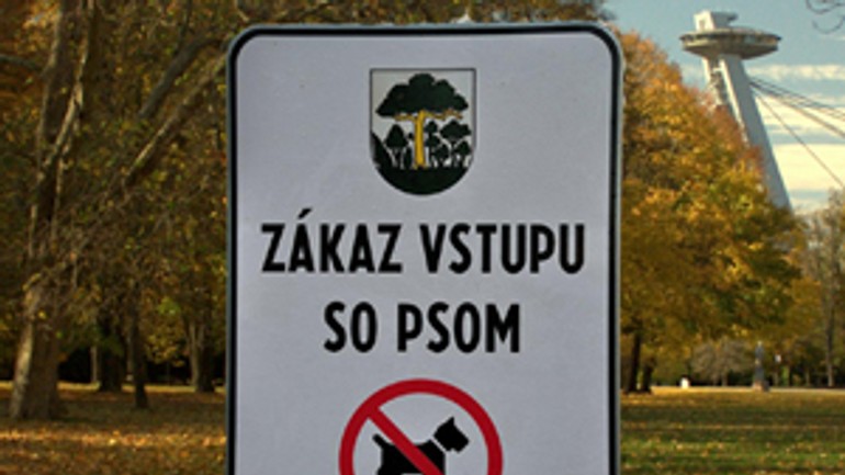Petržalčan presne nevie, kam môže vkročiť so psom - zakaz_pes_petrzalka