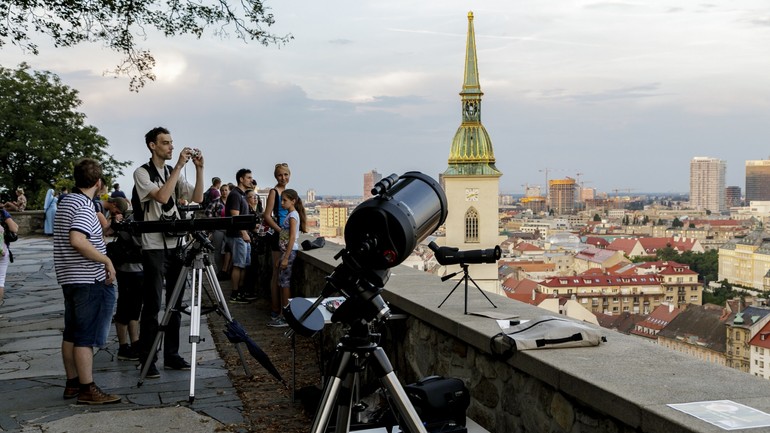 Amatérski astronómovia na terase pod Bratislavským hradom počas zatmenia Mesiaca