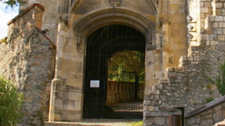 Na hrade nie sú nebezpečenstvom terénne autá, ale bicyklisti a psy - brana_hrad