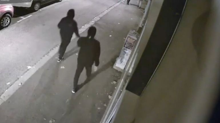 Polícia obvinila zo zločinu lúpeže troch mužov, ktorí fyzicky napadli fanúšikov