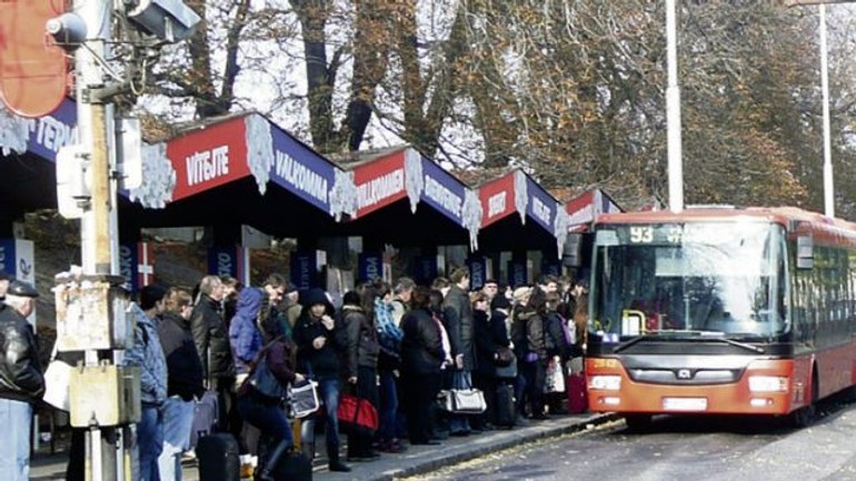 Autobusy nestačia odvážať cestujúcich zo stanice, niektorí radšej chodia pešo - Stanica1