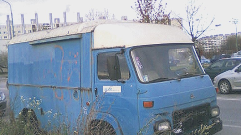 Na budatínskej straší vrak avie, nikomu nechýba - Avia1