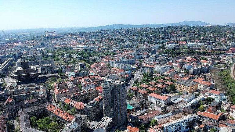 Pohľad na mesto z drona nad Račianskym mýtom