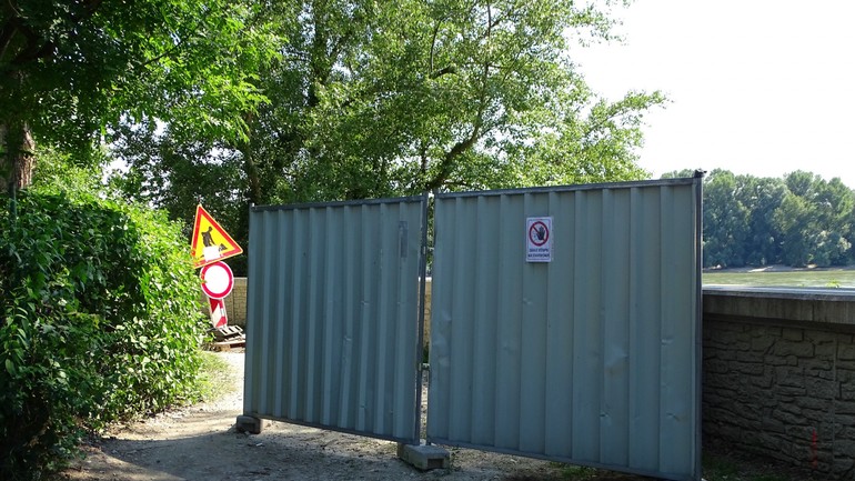 Uzavretý chodník na nábreží v Karlovej Vsi