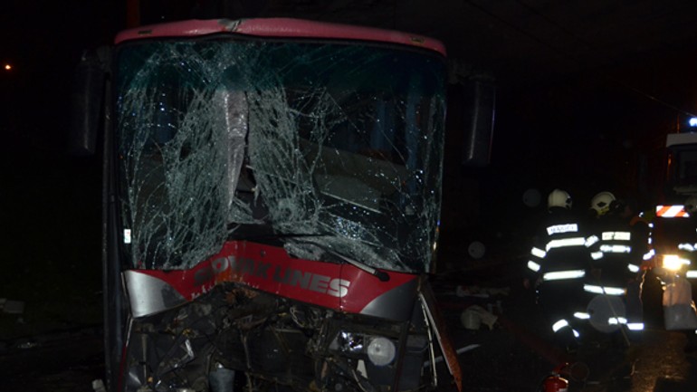 Neznámy páchateľ ukradol na nivách autobus a havaroval - autobus_kradez_havaria