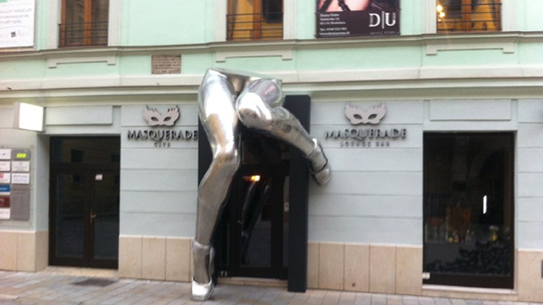 Nohy z klubu majiteľ odstránil, dostal pokutu 2500 eur - masquerade1