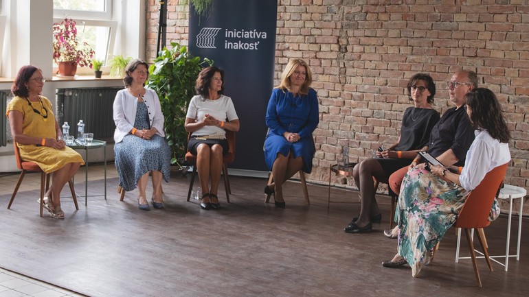 verejná diskusia prezidentky  Čaputovej s rodičmi LGBTI ľudí, ktorú zorganizovala Iniciatíva Inakosť 