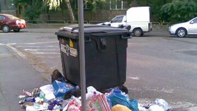 Kopy smetia zostávajú pri kontajneroch - Smeti1