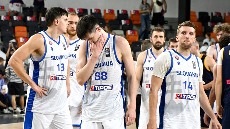 Slovenskí basketbalisti po prehratom odvetnom stretnutí s Ukrajinou