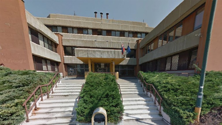 Zlodej chcel utiecť z policajnej stanice, skočil policajtom na auto - policia_namestie_hraniciaro