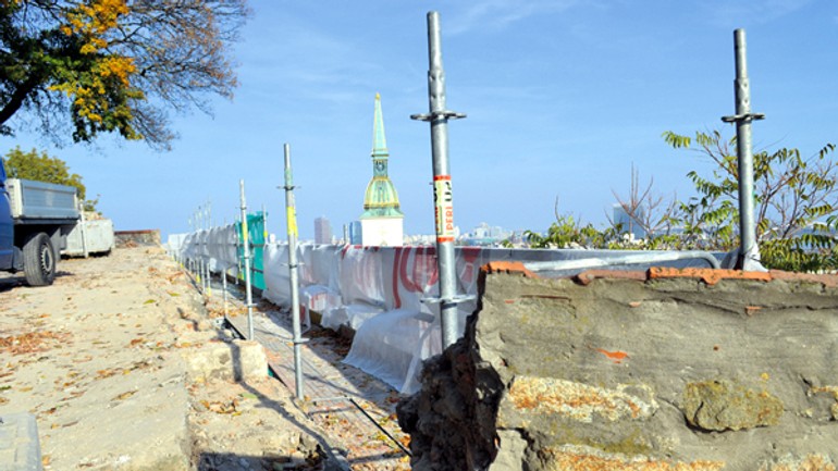 Na dokončenie opravy hradieb hradu má ísť ďalších 900-tisíc eur - hradby_hrad1